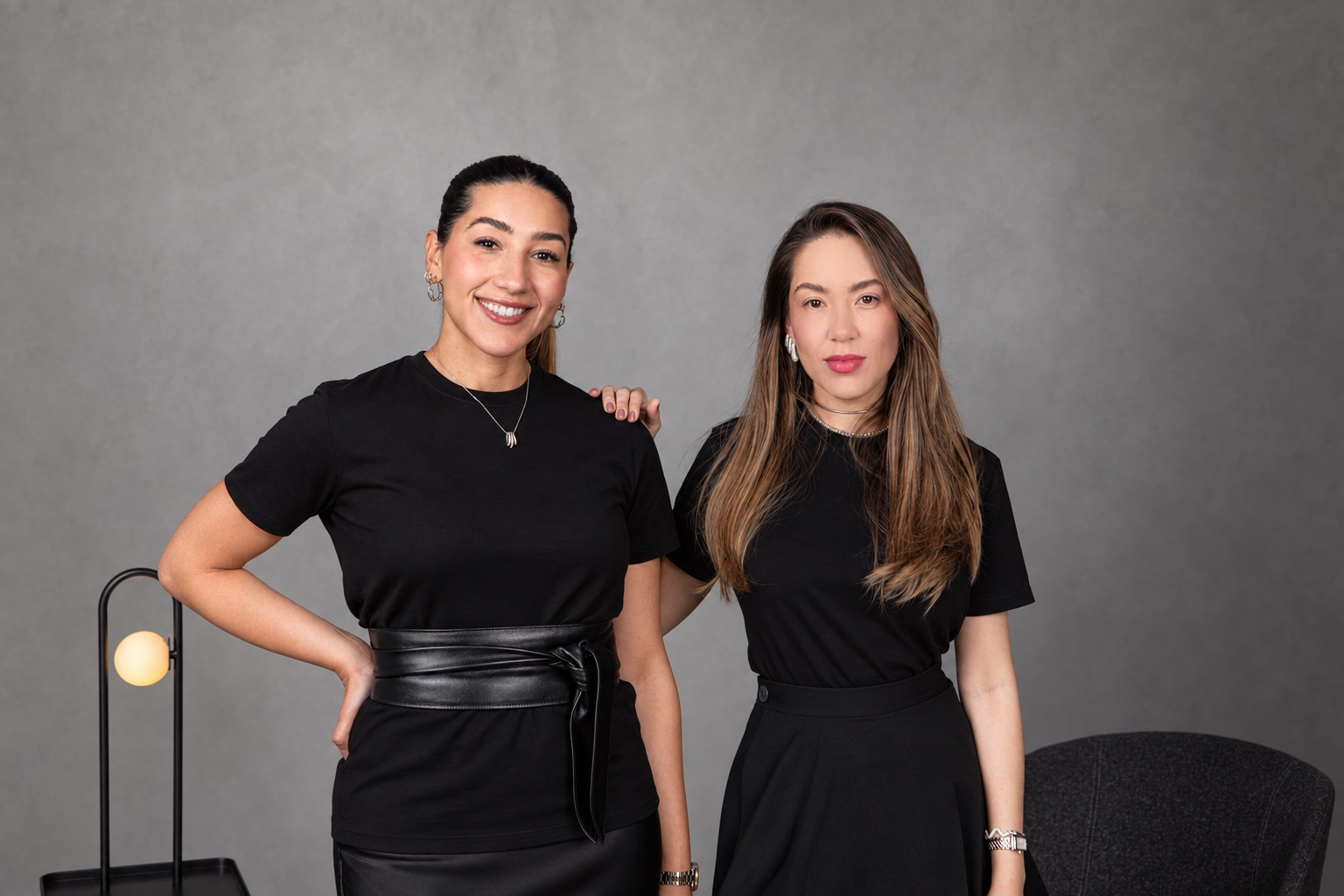 Duas mulheres em looks com camisetas pretas