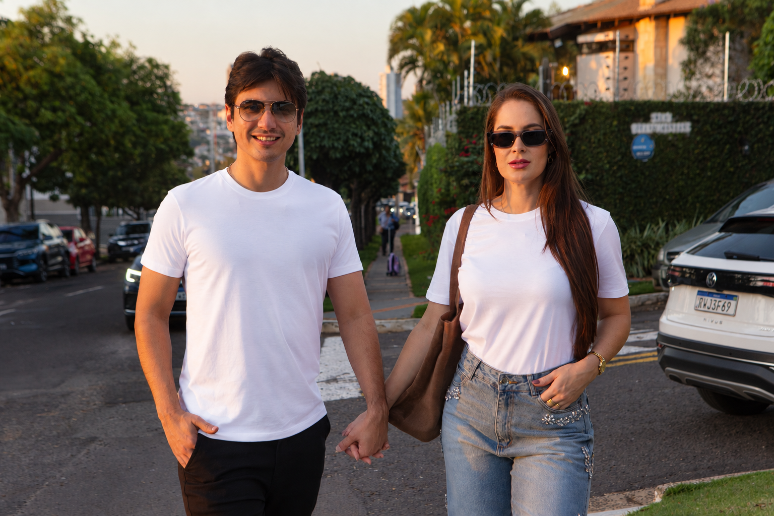Casal vestindo Bazika ao pôr do sol